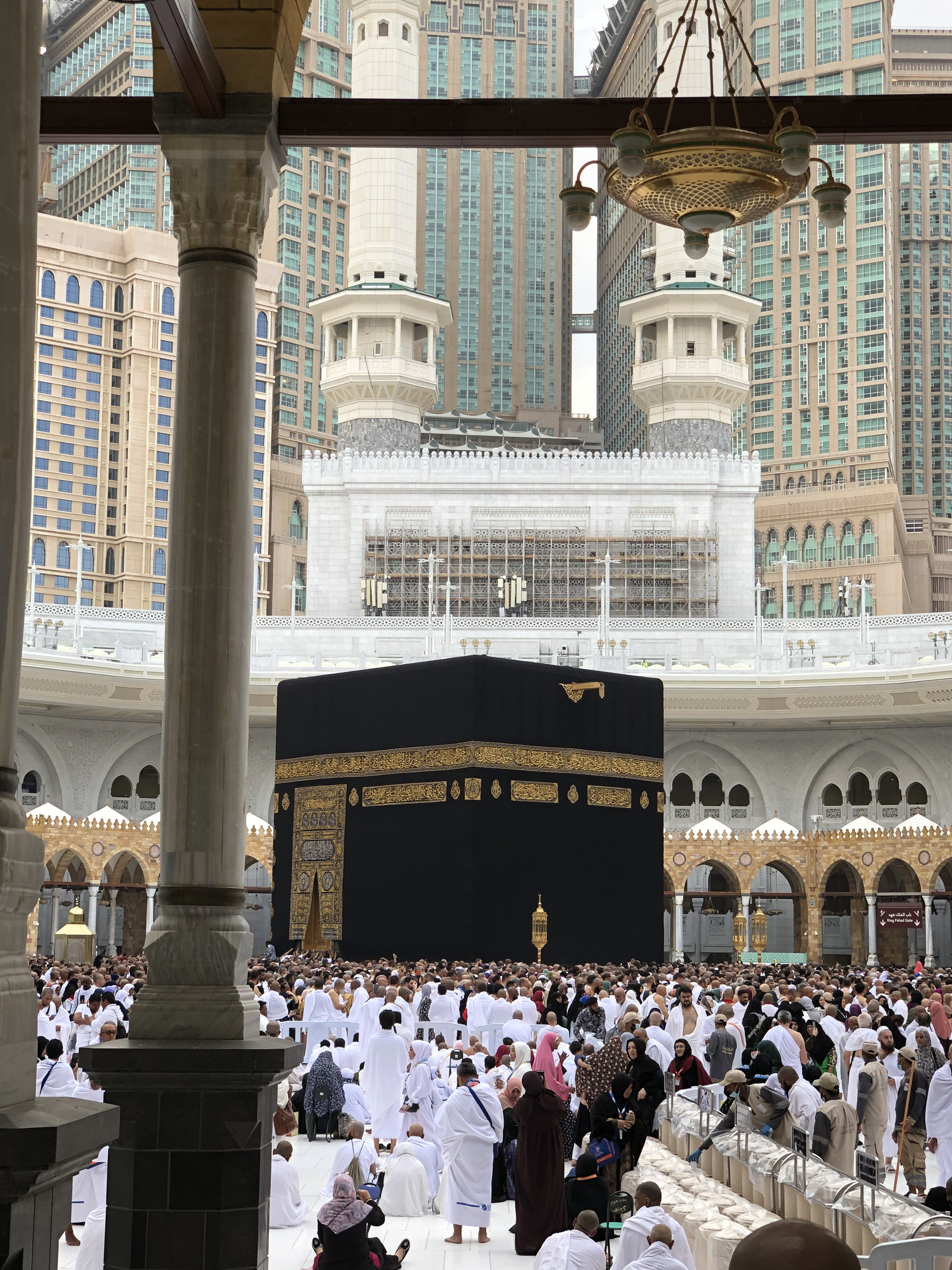 Mescid-i Haram'ın içinden Kâbe ve arkasında Harem çevresindeki yüksek otel kuleleri