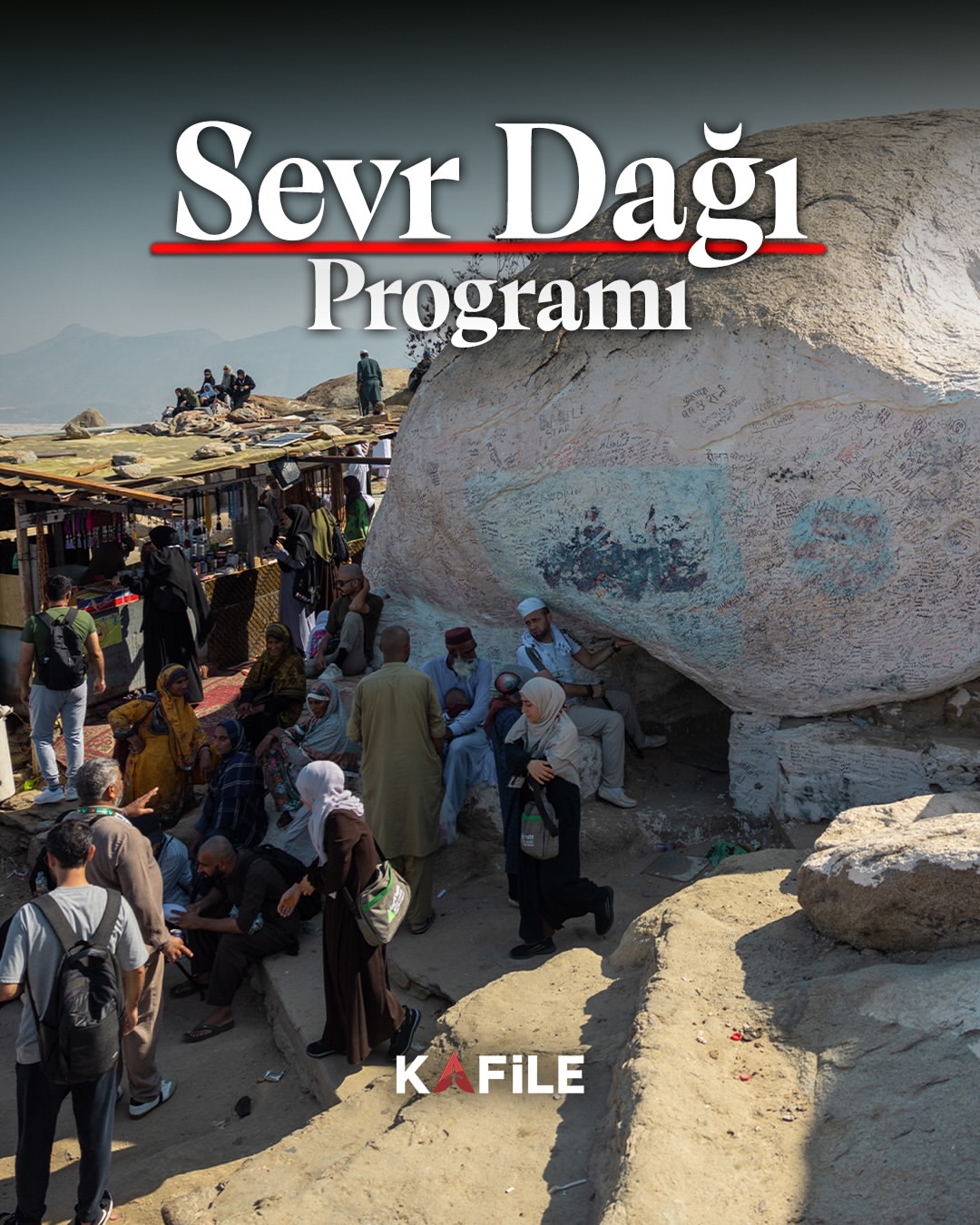 Kafile Turizm misafirleri Sevr Dağı'nın zirvesinde, büyük kayanın yanında