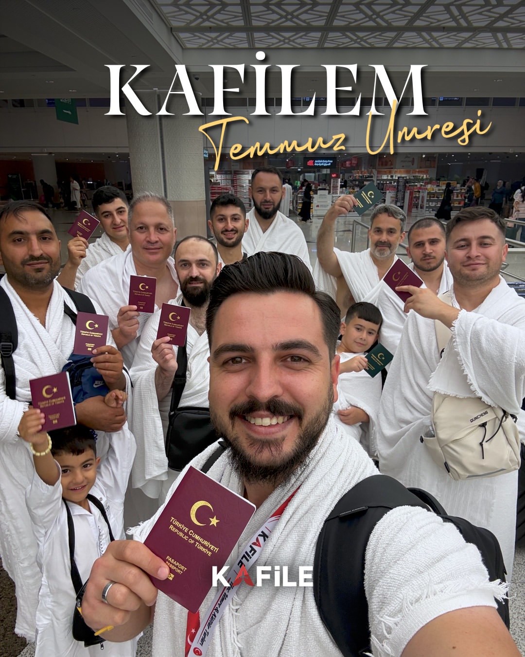 Kafile Turizm Temmuz Umresi grubu ihramlı şekilde havalimanında pasaportlarını gösteriyor
